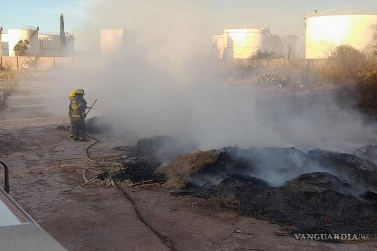 $!Personal de bomberos colaboró con las maniobras para sofocar el incendio a la brevedad.
