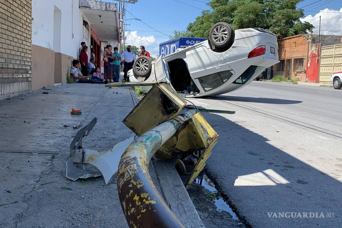 Joven termina volcado en colonia de Saltillo; ‘vehículo le cerró el paso’