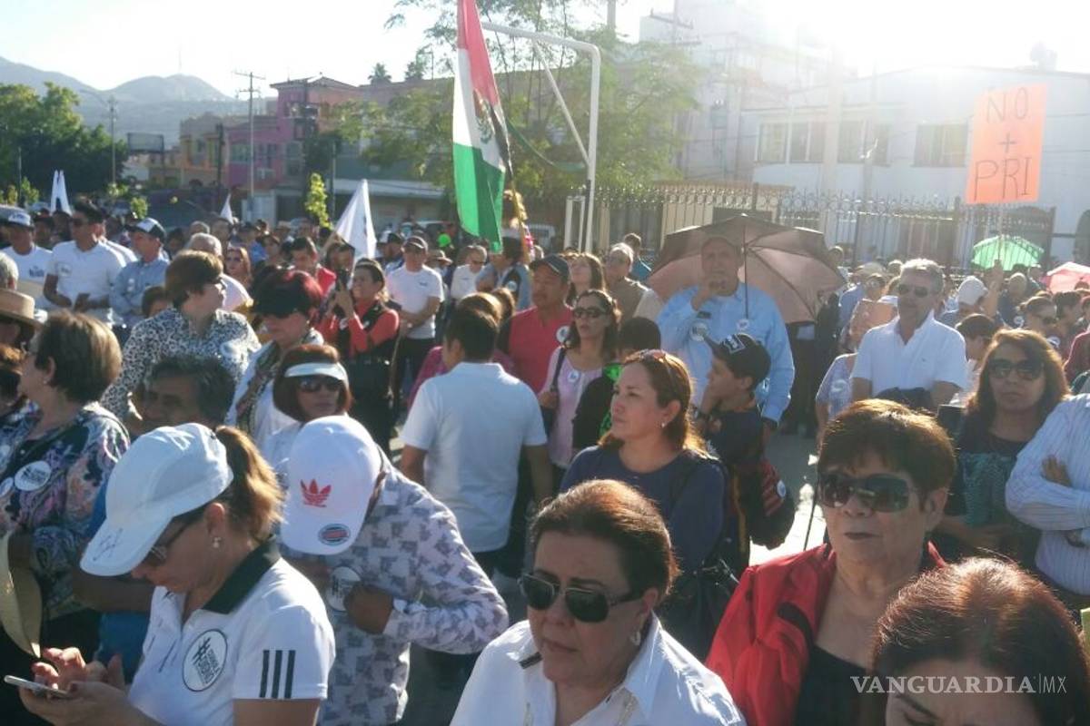 Aburrida concentración en Torreón del “Frente por un Coahuila Digno”