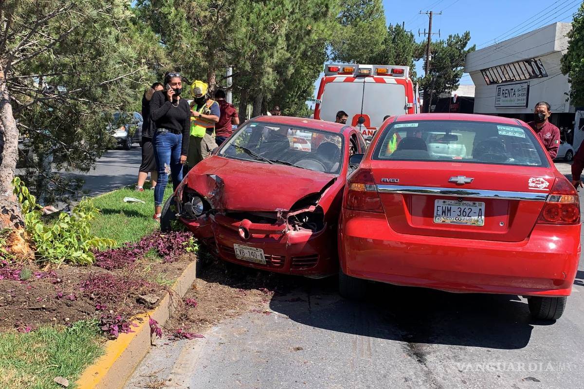 Auto fuera de controles impactado por otro