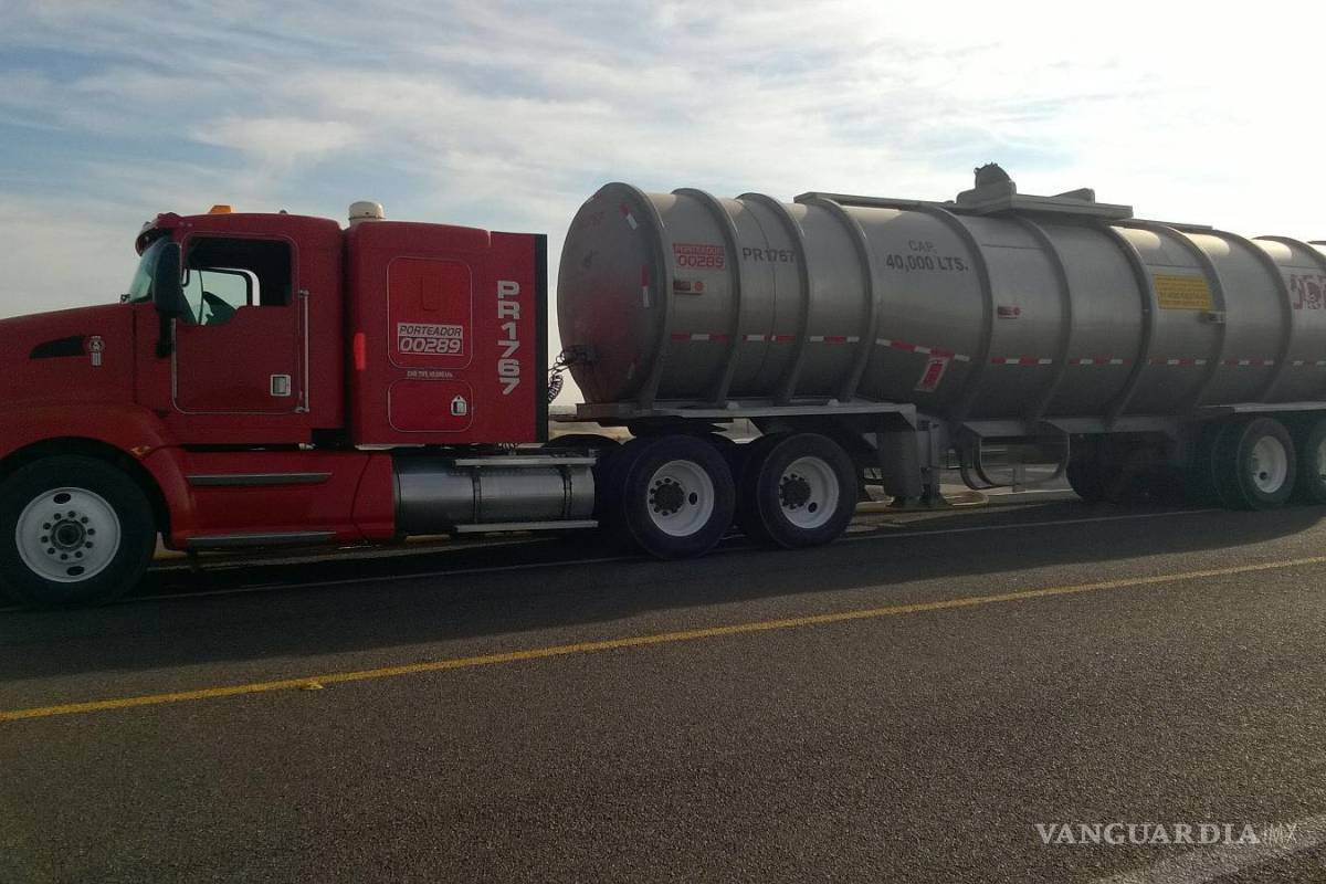 Militares detienen a traileros por ordeña de combustible
