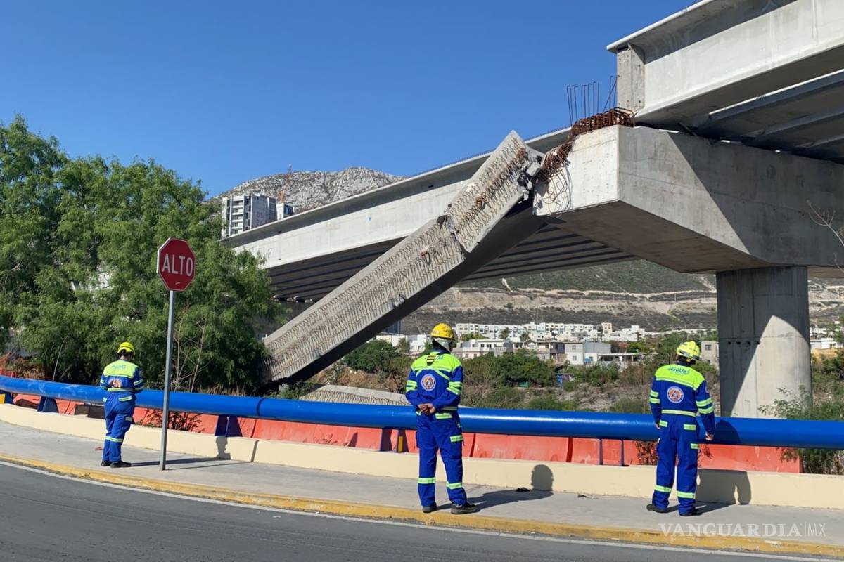 Caen trabes de la obra del Viaducto Urbano en Santa Catarina, Nuevo León