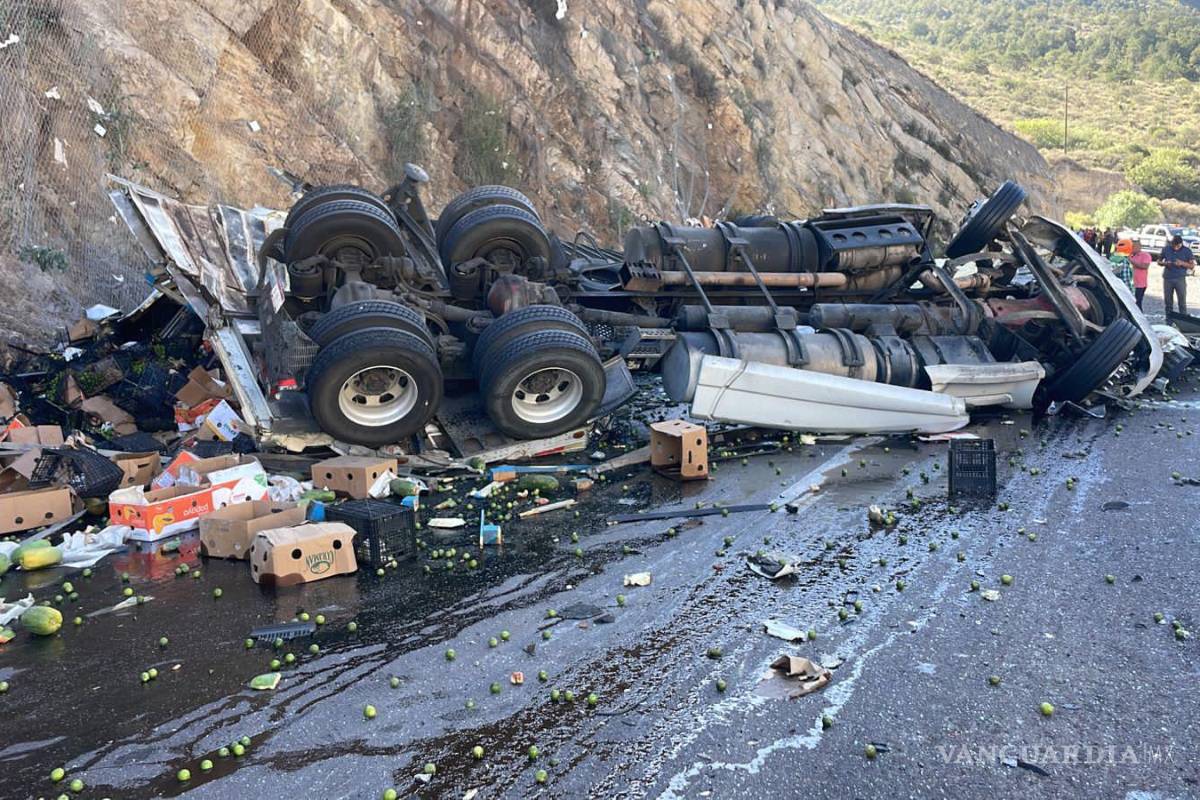 Vuelca tráiler cargado de fruta en carretera a Los Chorros; conductor resulta herido