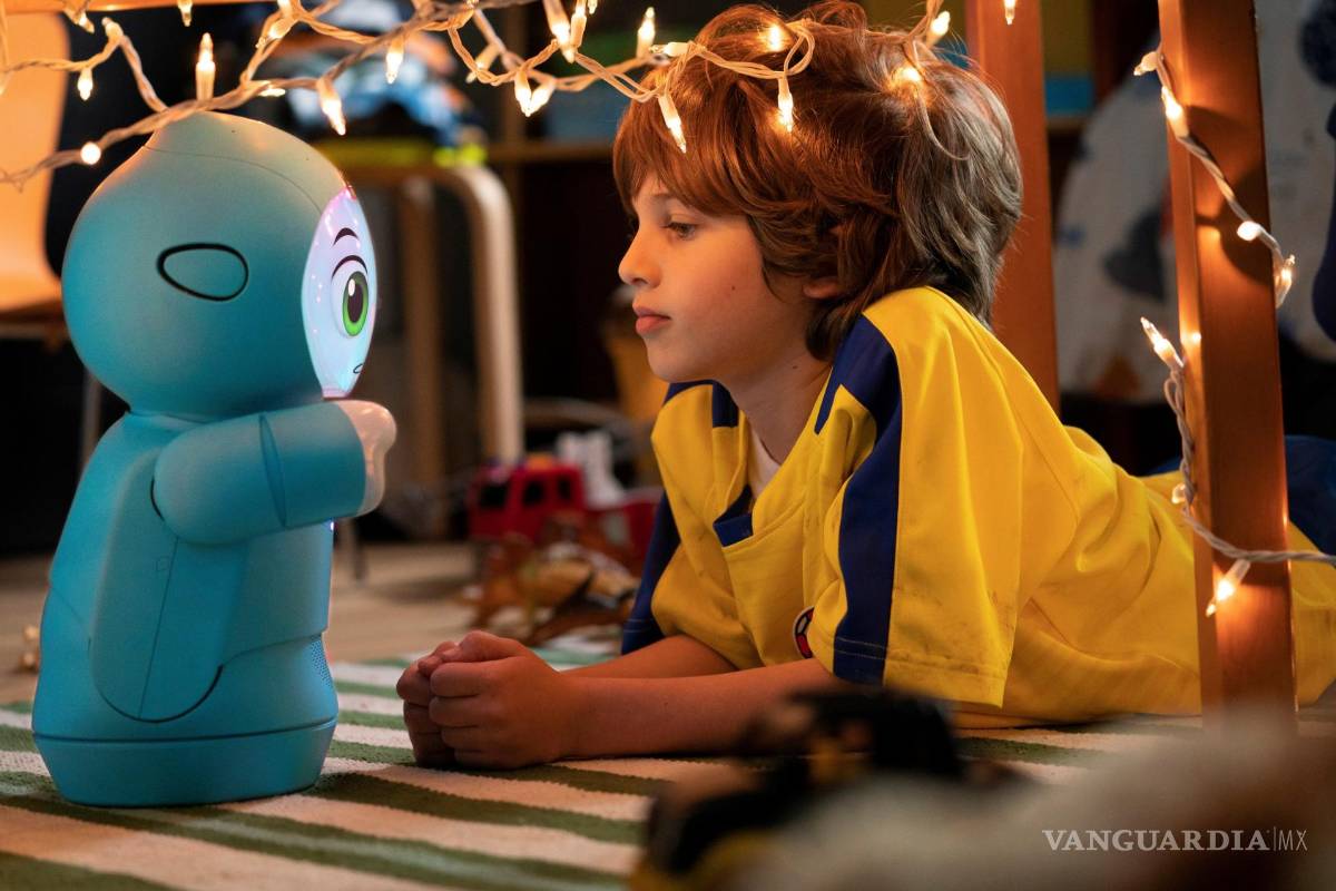 $!Un niño jufando con el robot Moxie en el suelo. EFE/Embodied