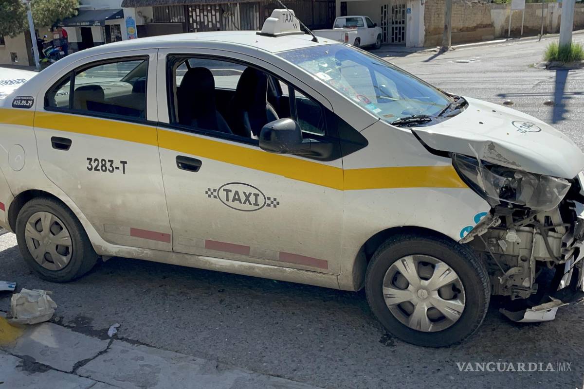 Taxista provoca accidente en bulevar Eulalio Gutierrez, Saltillo tras quedarse dormido al volante
