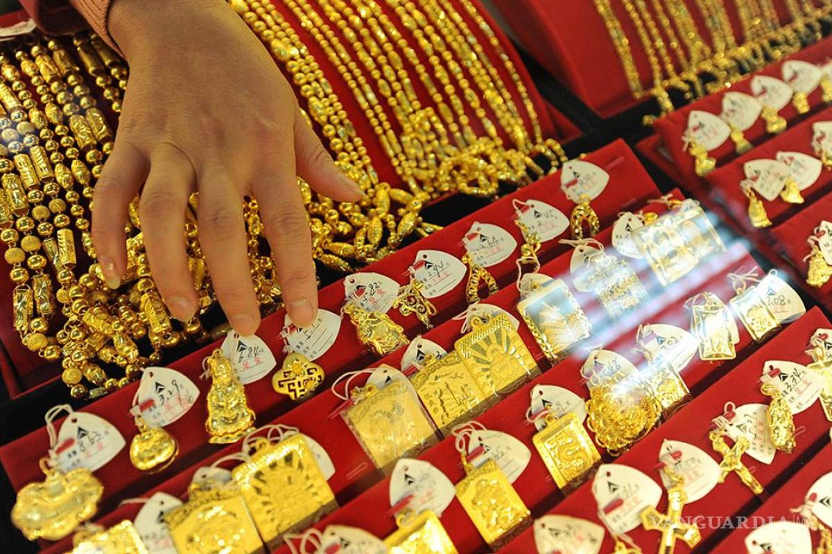 Oro baja lastrado por alivio en tensiones comerciales entre países