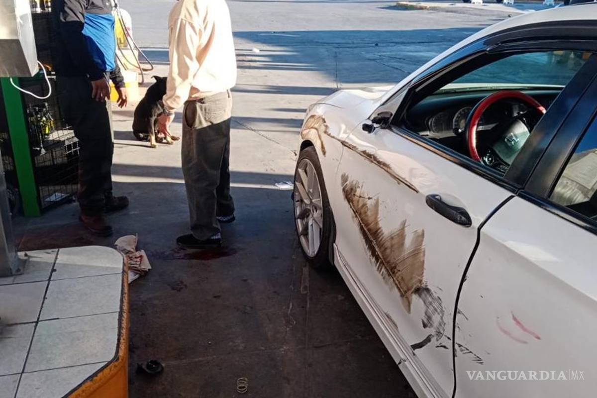 Llanta sale ‘volando’ de tráiler, causa daños a tienda y lesiona a despachador en Ramos Arizpe