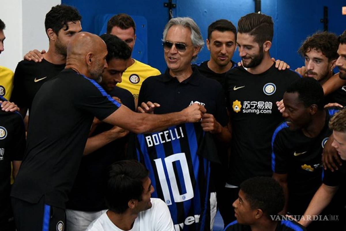 Andrea Bocelli da concierto privado al plantel del Inter de Milan