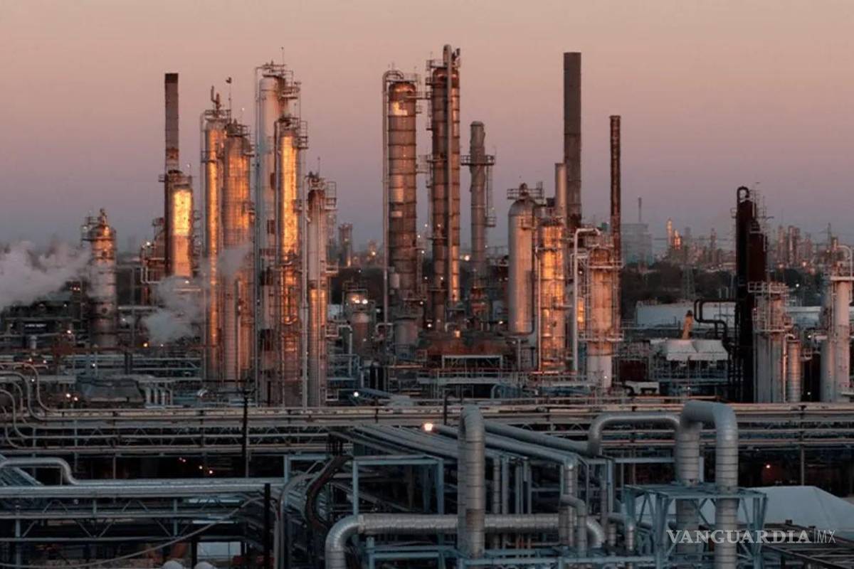 $!Las refinerías del país trabajan solo al 45 o 50% de su capacidad.