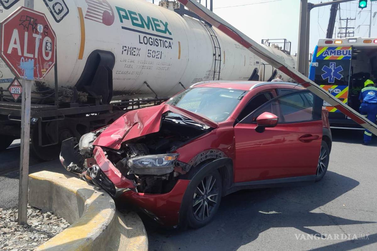 Mujer intenta ganarle el paso con su camioneta al tren, en Nuevo León