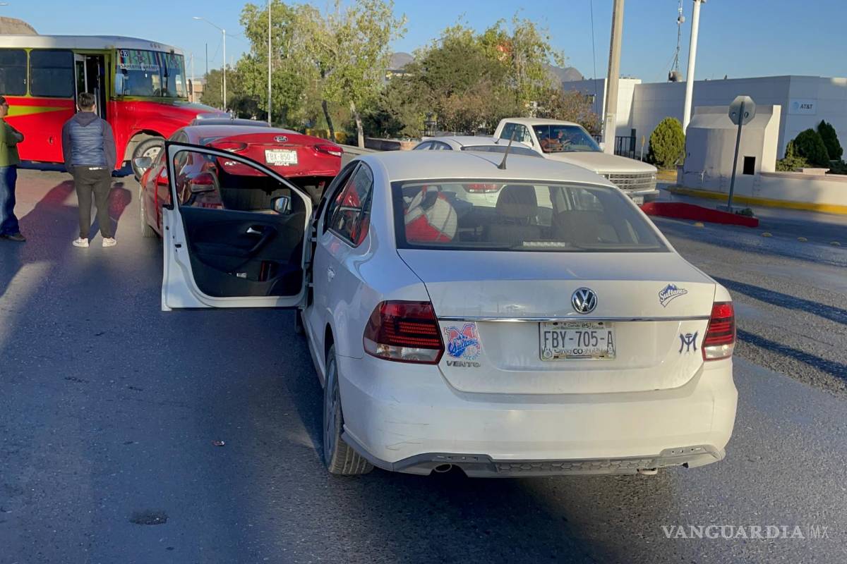 Saltillo: carambola de tres autos detiene el tráfico en hora pico