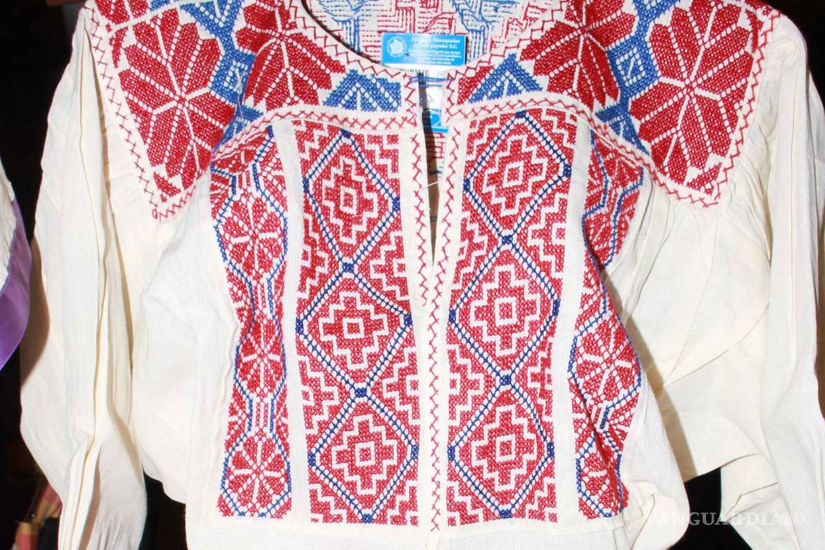 Bordan elegancia de las zapotecas; artesanos oaxaqueños muestran su obra
