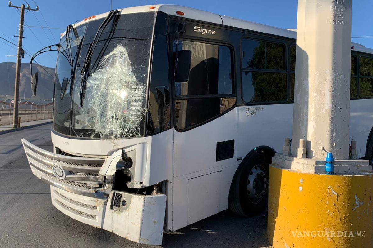 Choca y abandona su camión frente a Centro de Gobierno de Saltillo