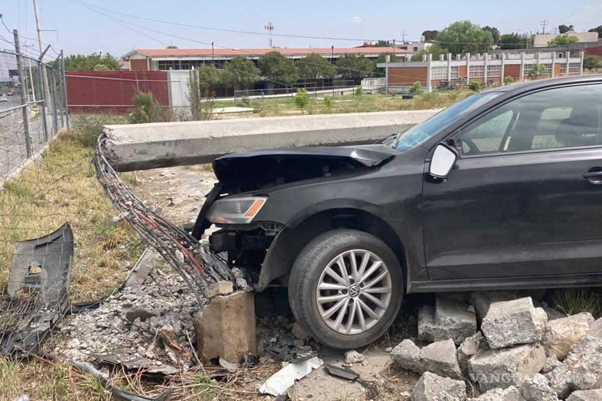 Mujer derriba poste de la CFE y termina dentro del Cobac-Saltillo