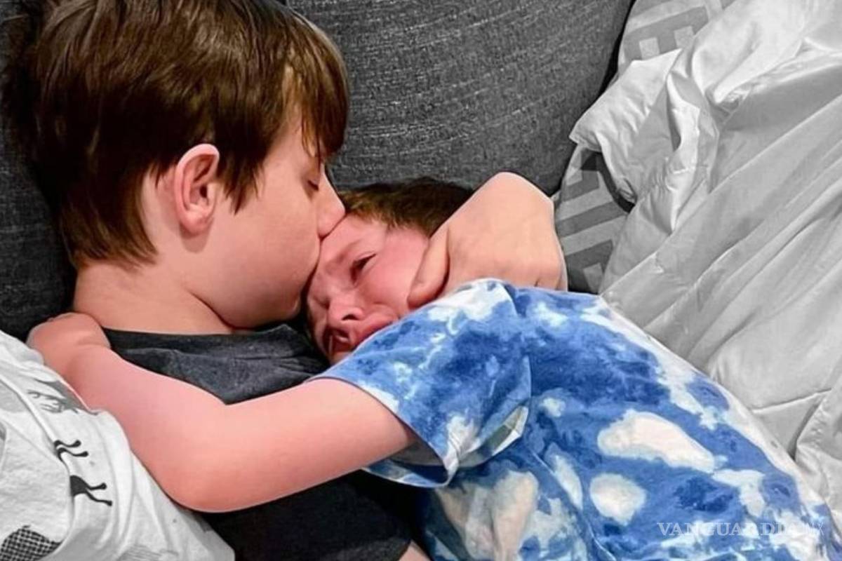 Adolescente con cáncer terminal consuela a su hermanito tras enterarse de la enfermedad