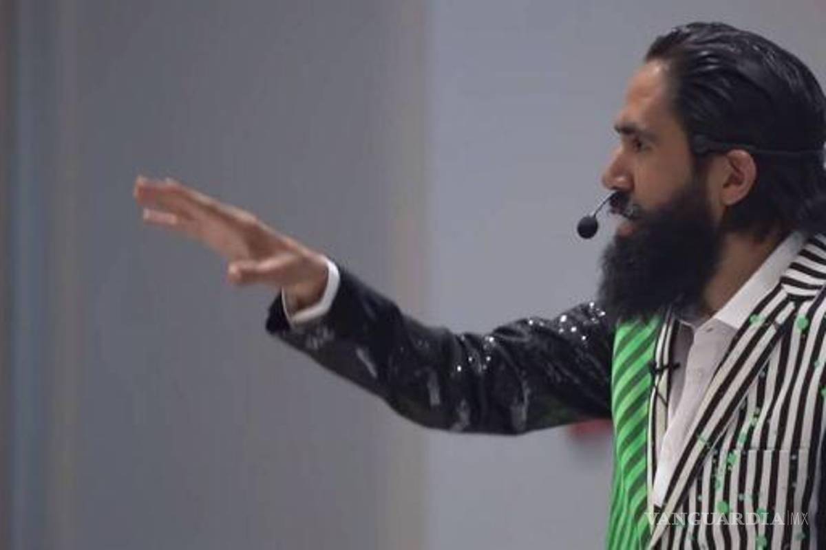 ‘El güey no tiene el hambre de superarse’... Carlos Muñoz humilla a mesero en una de sus conferencias (video)