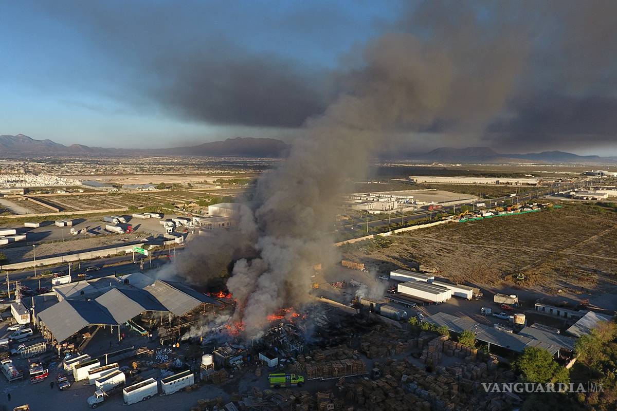 $!Incendio consume recicladora en Arteaga, Coahuila (Fotos)