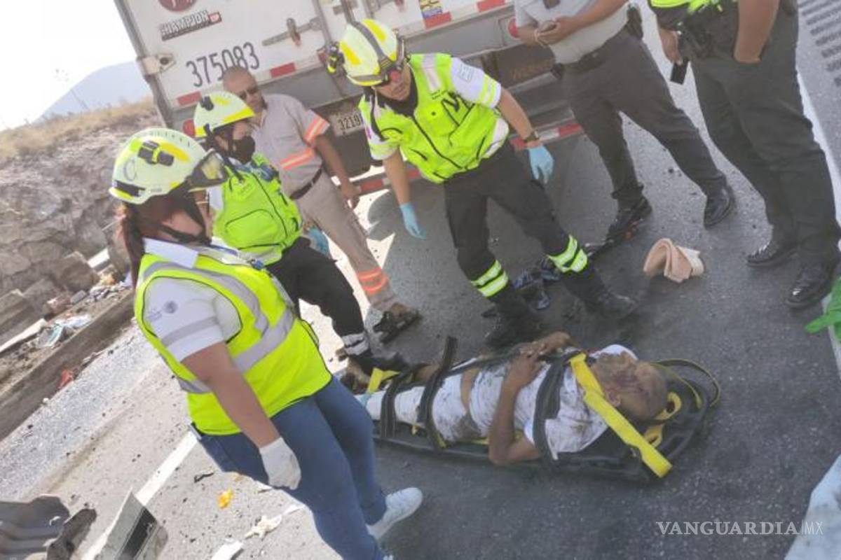 $!El operador fue atendido y valorado por el personal paramédico de Capufe, quienes lo llevaron con diversas lesiones a las instalaciones de la Clínica Dos del IMSS.