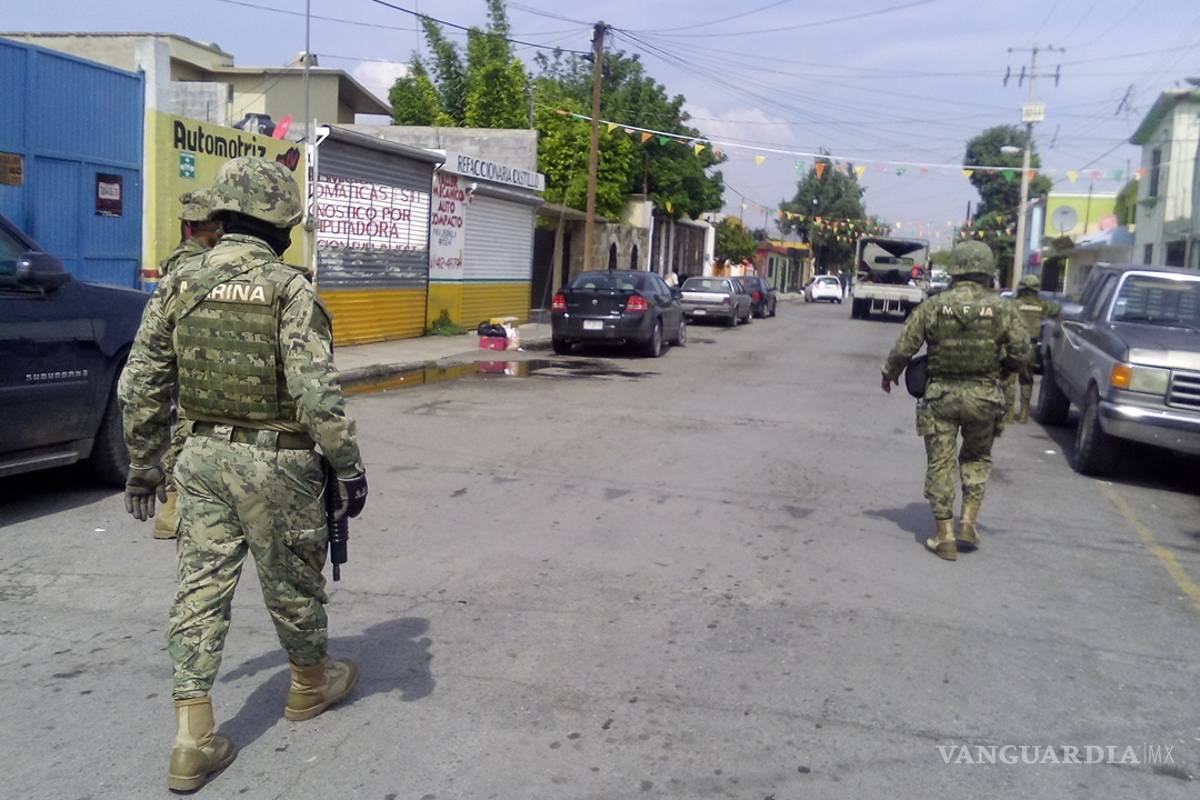 Elementos de la Marina catean domicilio en el centro de Saltillo