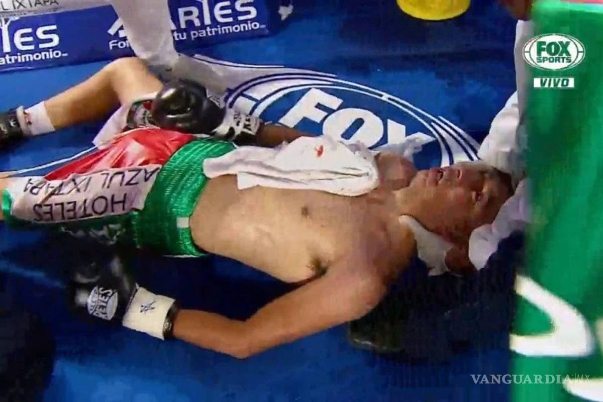 Boxeador mexicano se desploma en el cuadrilátero y está en coma inducido