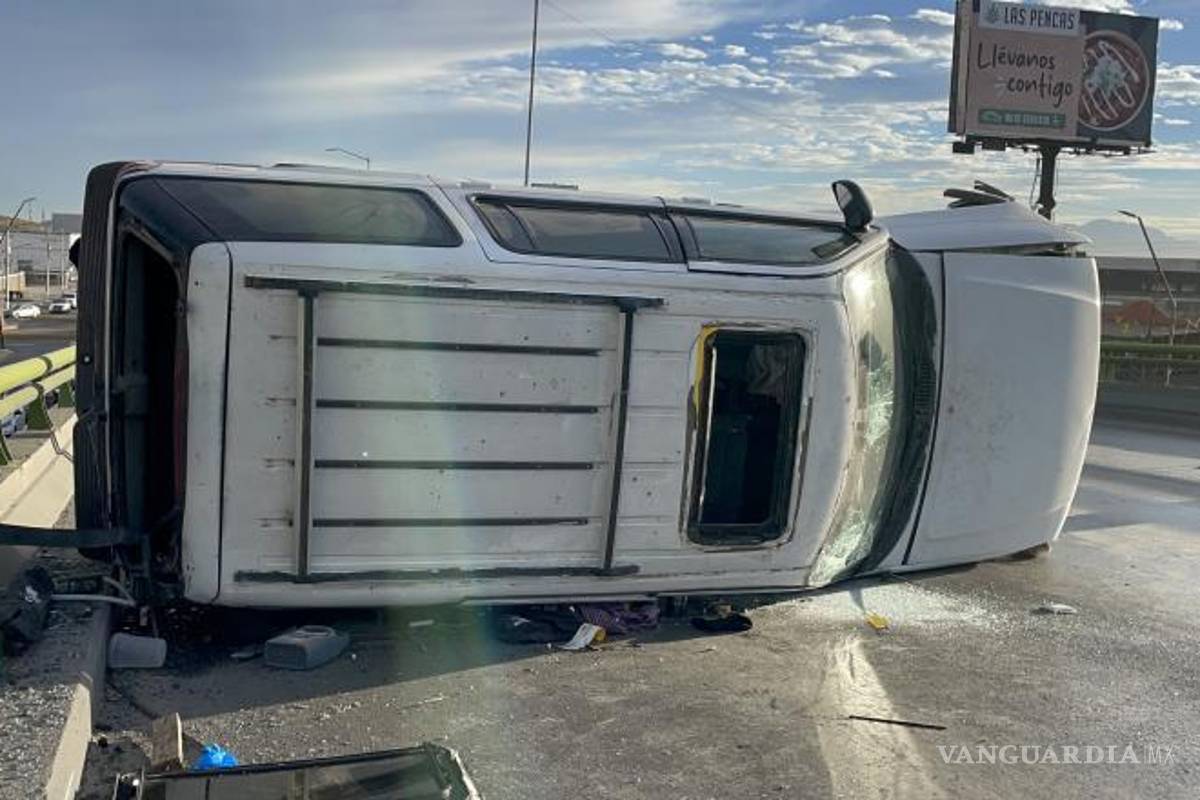 $!El incidente obligó al cierre temporal de los carriles centrales del bulevar, causando un fuerte embotellamiento en la zona.