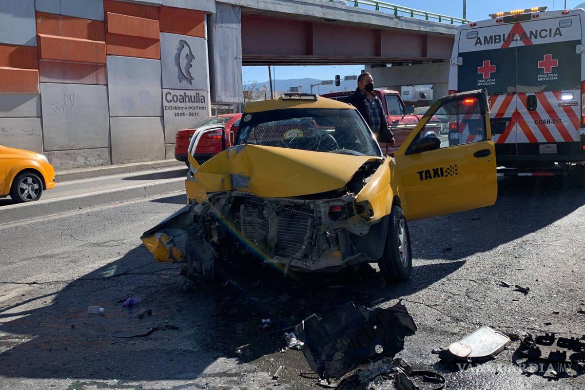 Taxista choca en transitado bulevar de Saltillo, Cruz Roja atiende al herido