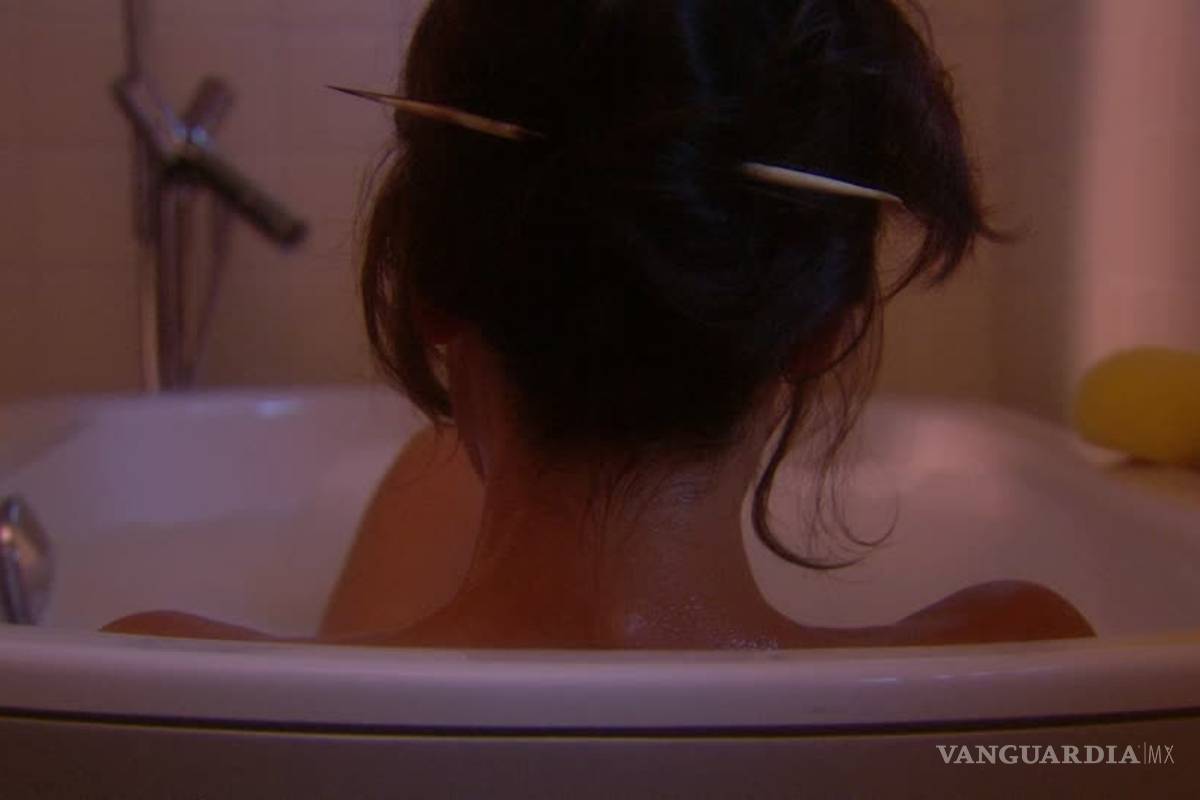 Por querer hacerse una selfie en la tina una mujer se electrocuta