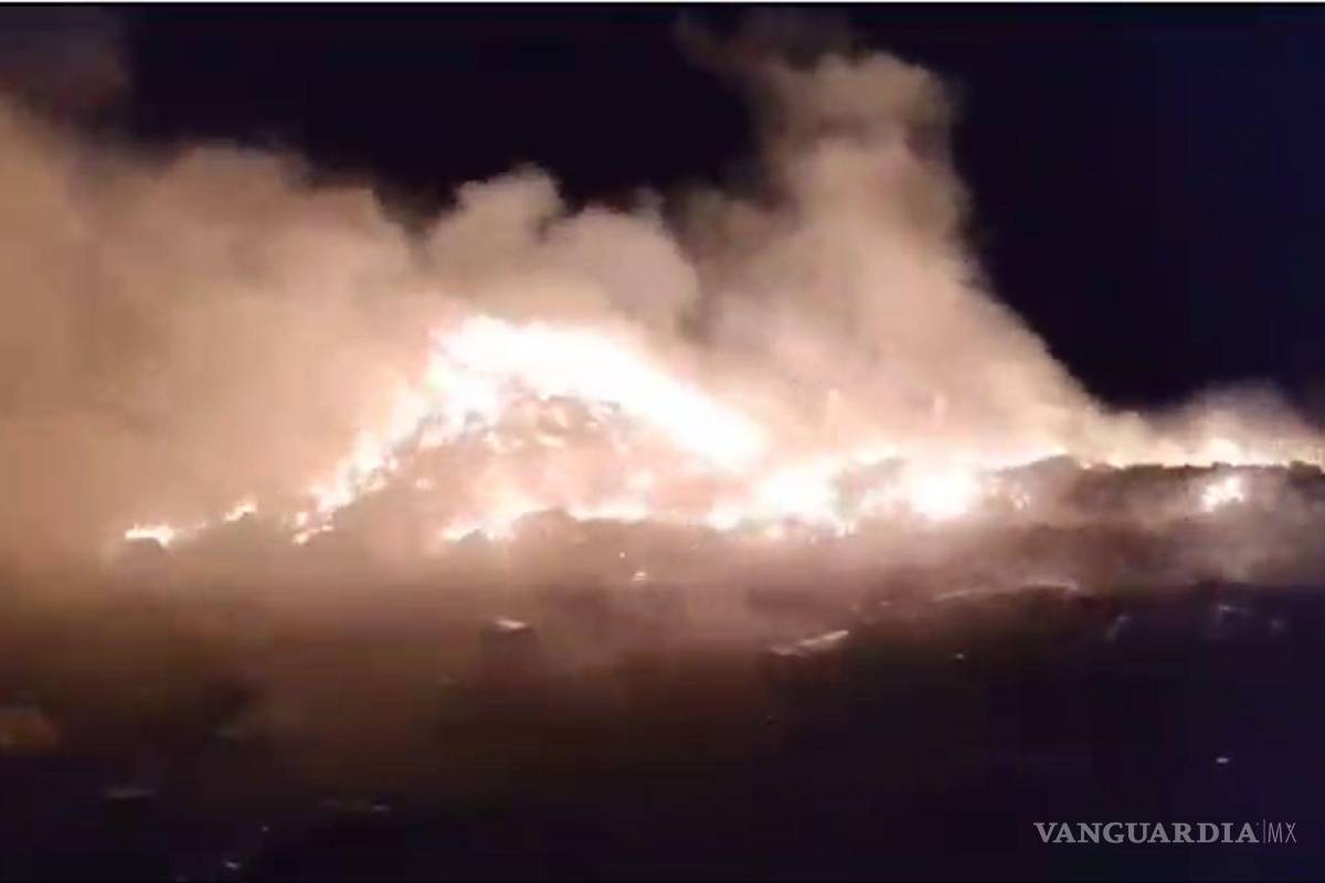 Nuevamente se presenta incendio en relleno sanitario de Parras; arden 20 toneladas de basura (video)