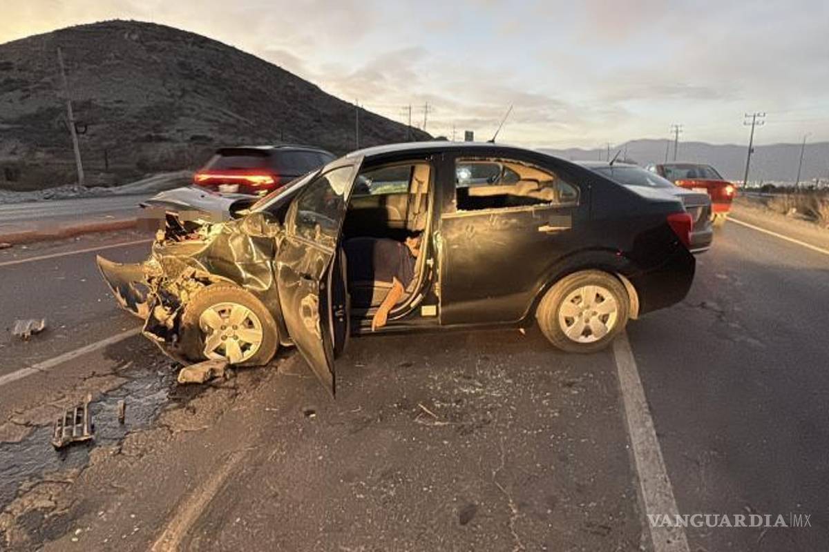 $!El cuerpo de la víctima quedó atrapado en el interior del Chevrolet Sonic tras el fatal choque.