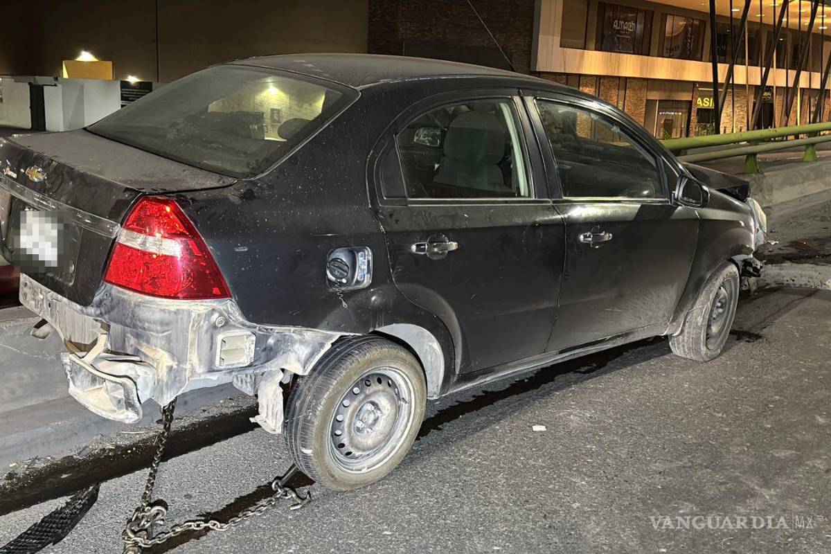 $!El vehículo quedó atravesado, obstruyendo el carril derecho del bulevar.
