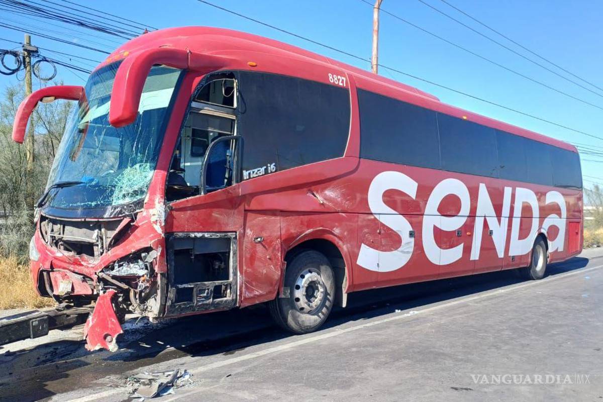 $!El camión de pasajeros trasladaba a más de 20 personas desde Monclova a Monterrey, quienes sufrieron crisis nerviosas al presenciar el accidente.