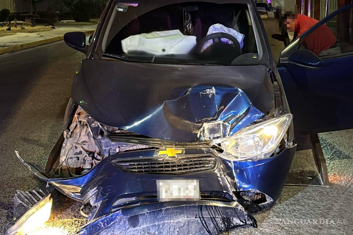 ¡Derrapó en seco! Se estrella contra poste tras atravesar un charco en Saltillo