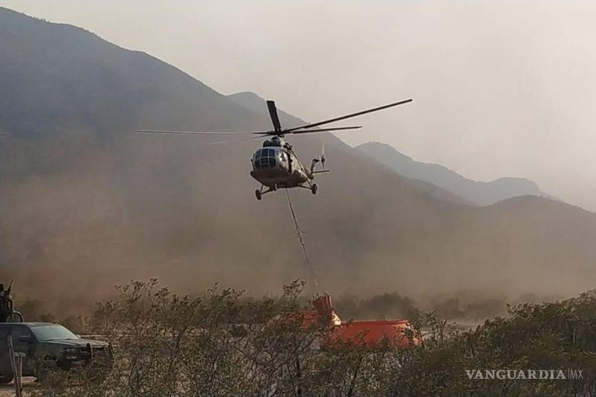 Helicópteros de la Sedena combaten incendio en Ramos Arizpe; suman 80 hectáreas consumidas