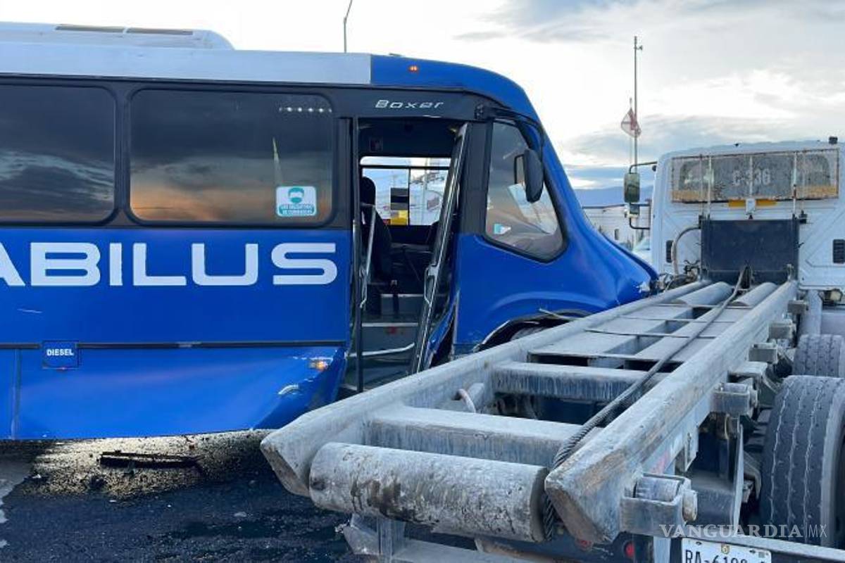 $!Autoridades municipales abanderaron la zona del accidente y solicitaron grúas para retirar los vehículos.