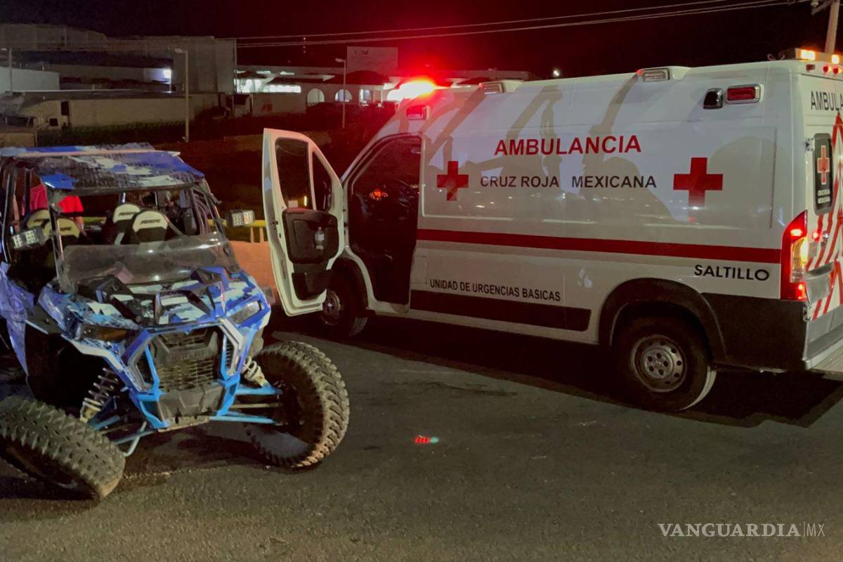 Saltillo: jóvenes alcoholizados vuelcan en Rzr; mujer queda grave