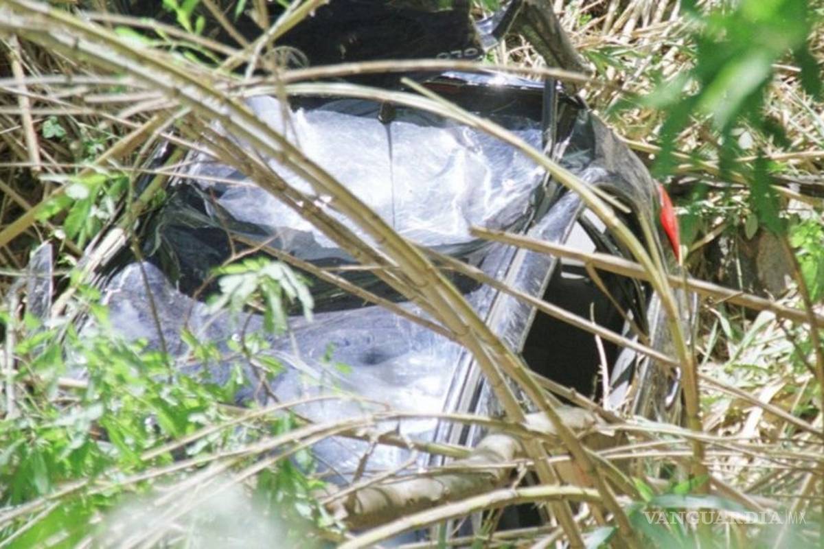 Enseñaba a manejar a su hijo de 12 años y muere al caer a barranco en Durango