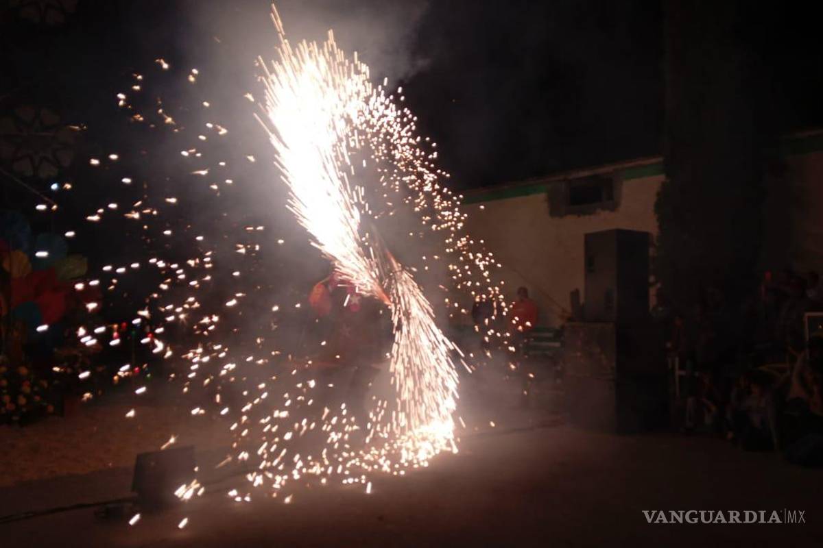 $!Los fuegos artificiales iluminaron Parras, ofreciendo un espectáculo de luces y colores en honor a San Juditas.
