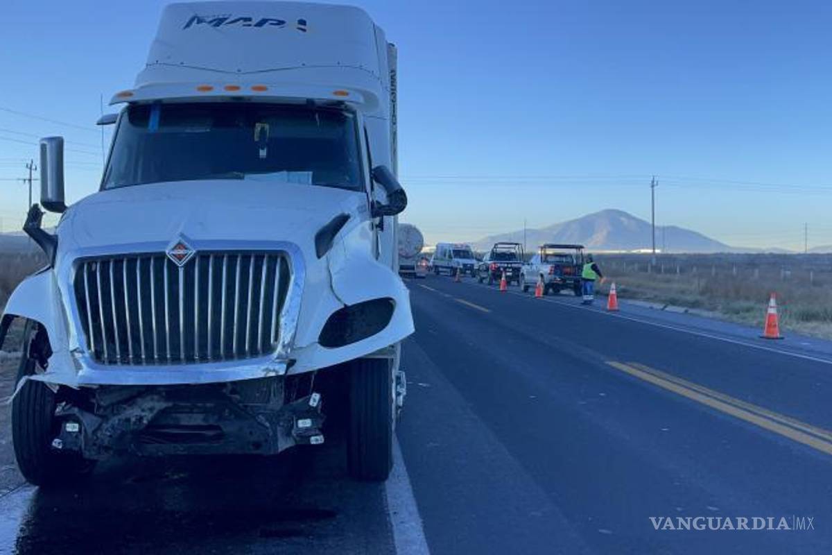 $!El tráiler, que transportaba verdura con destino a Laredo, impactó contra la camioneta de carga que se atravesó en su camino.
