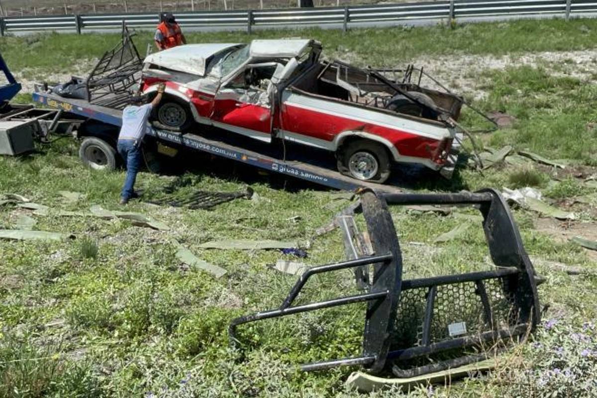 $!Pencas de maguey quedaron esparcidas tras la volcadura de la unidad.