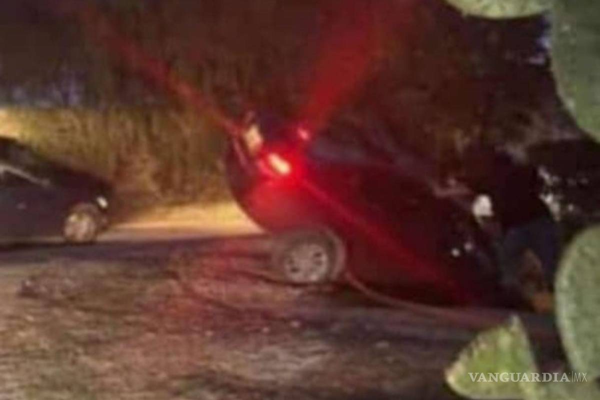 ¡Cuidado al manejar en Saltillo! Otro auto cae en desnivel, ahora en Universidad Carolina