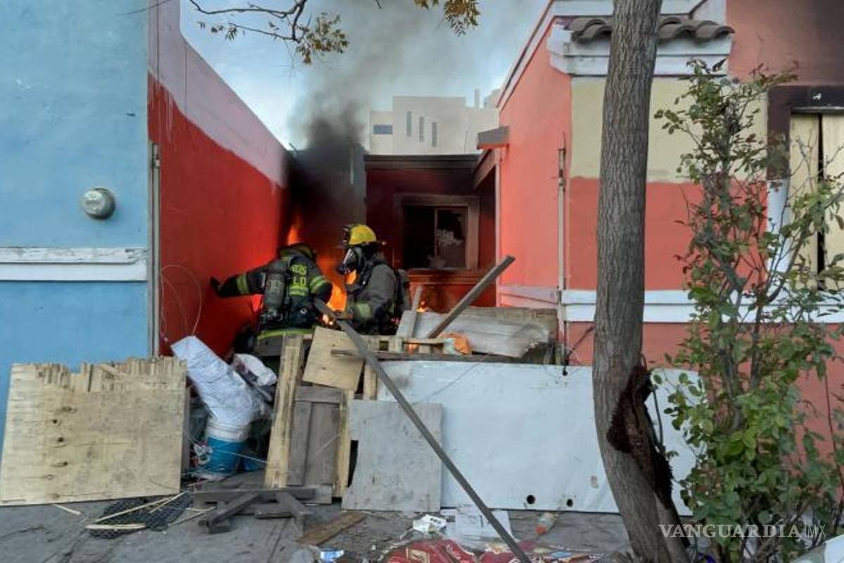 $!El cuerpo de bomberos combatió las llamas en la vivienda incendiada en la colonia Mirasierra.