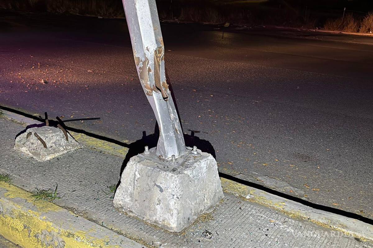 $!La luminaria quedó derribada luego de que el vehículo se proyectara contra ella.