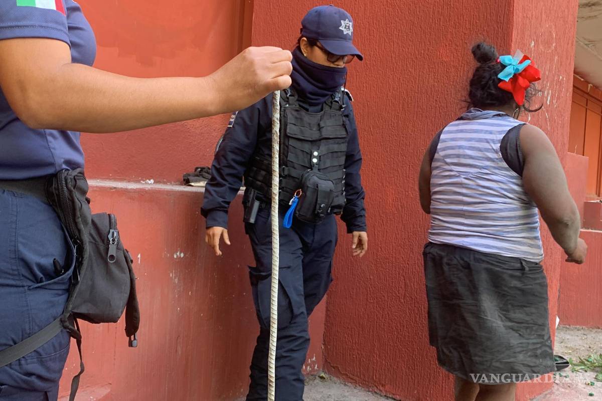 Con una varilla, mujer causa destrozos a instalaciones de Vanguardia, Saltillo (video)