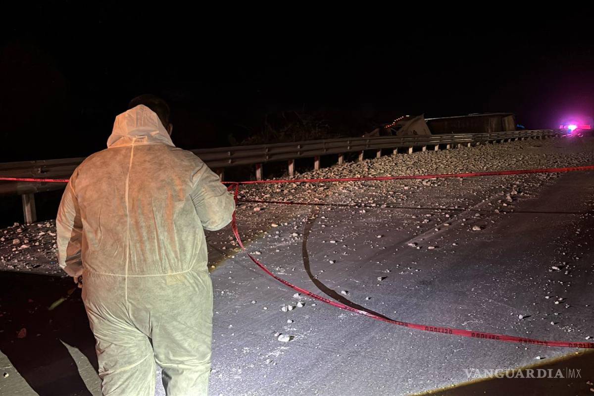 $!Las labores de limpieza y retiro de la carga provocaron el cierre total de la carretera durante varias horas.