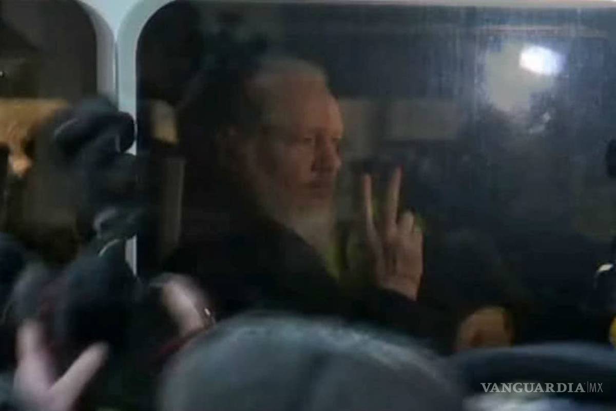 Julian Assange presenta demanda por extorsión y espionaje