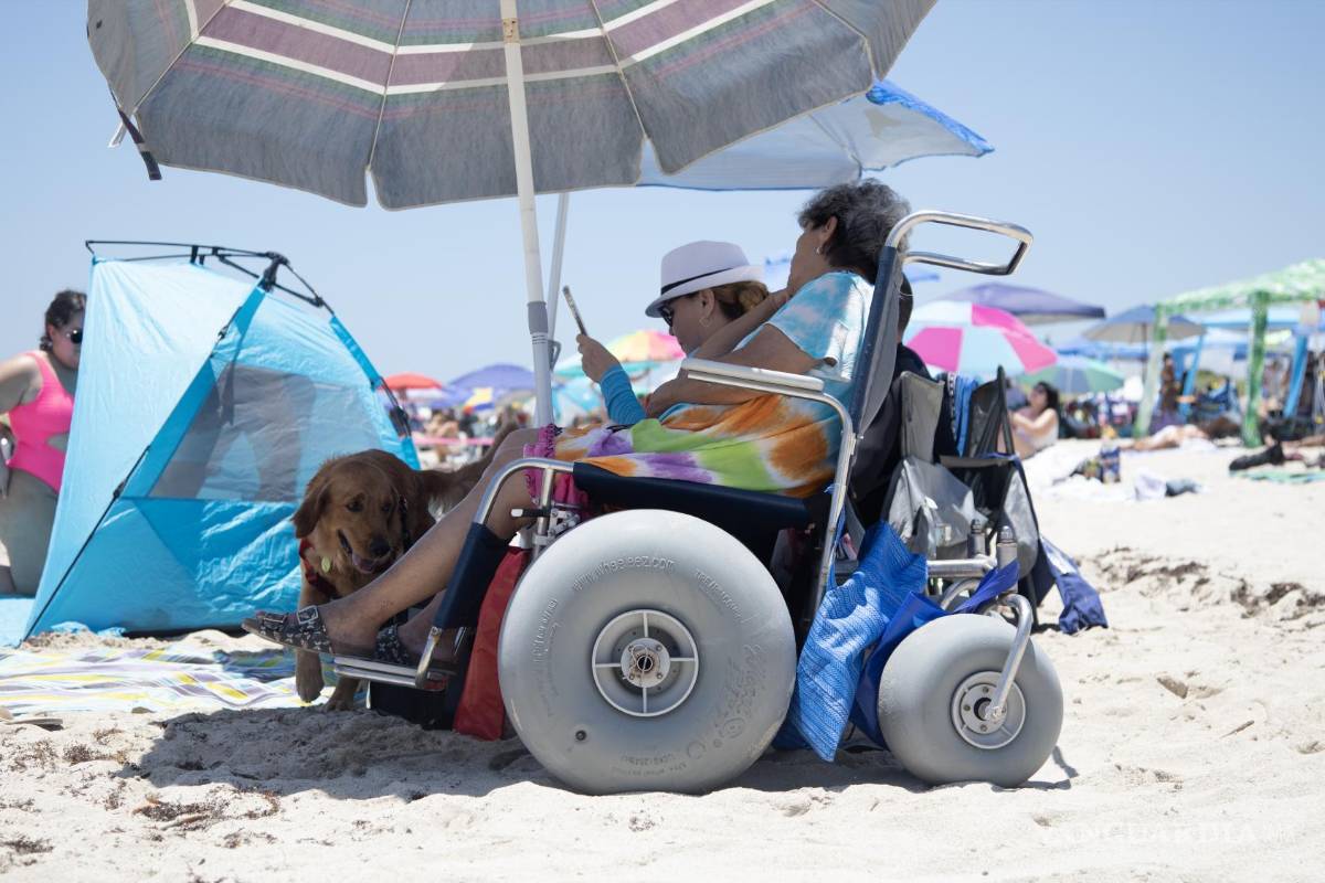 Estas ruedas aguantan la arena y las olas, así que ve por el bloqueador solar