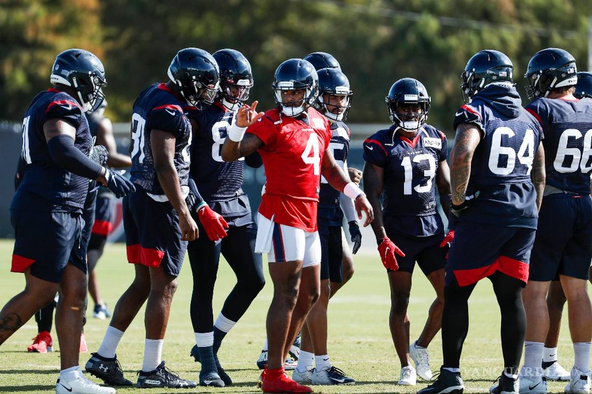 Texans cierran sus instalaciones por brote de Covid-19