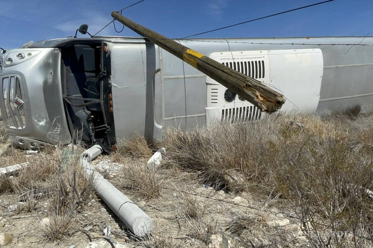 Vuelca autobús de pasajeros en Ramos Arizpe; conductora resulta lesionada