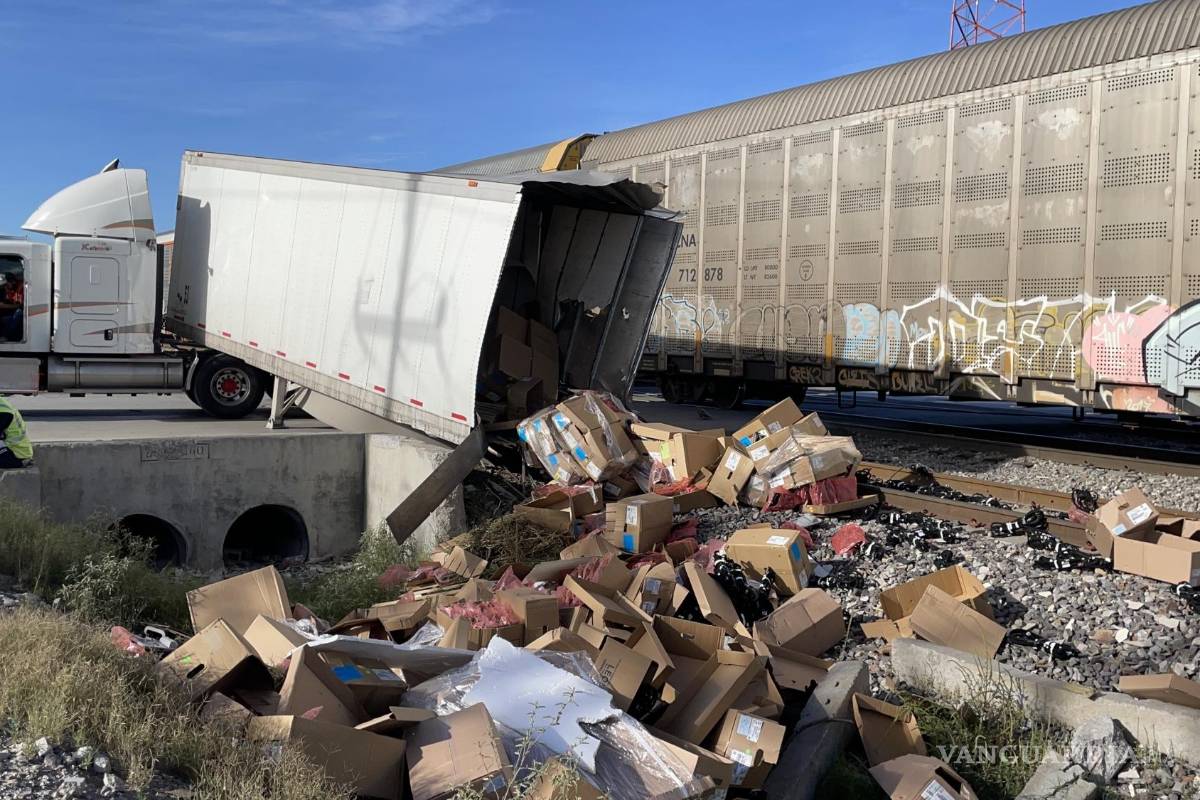 Tren parte caja de tráiler en Saltillo; quería ganarle el paso