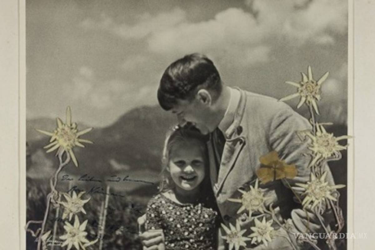 $!Subastan foto de Adolf Hitler abrazando a niña judía